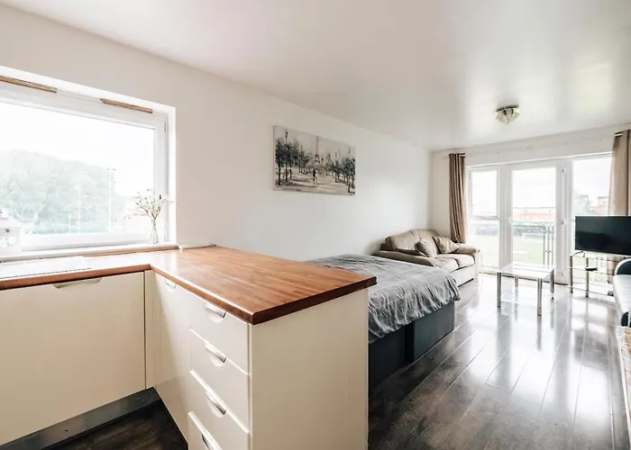 Lloyd St Apartment
